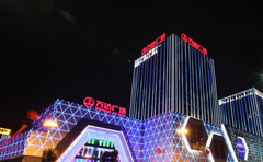 【E览电商】凤姐成为凤凰新闻客户端签约主笔；美团网全资收购酷讯；17位万达员工以权谋私被开除……