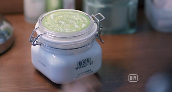E览电商 ｜佰草集植入《欢乐颂2》摆满梳妆台；蚂蚁金服IPO或推迟至明年年底......