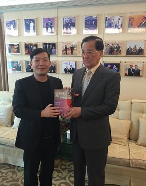 《网络英雄传I——艾尔斯巨岩之约》漂洋过海赠连战